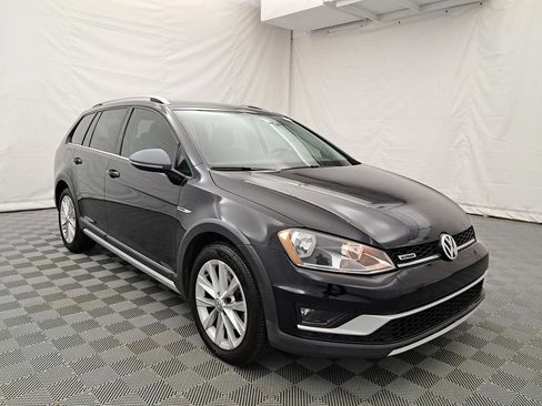 Used 2017 Volkswagen Golf Alltrack S image 3