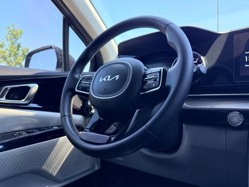 Used 2023 Kia Carnival EX FWD image 10