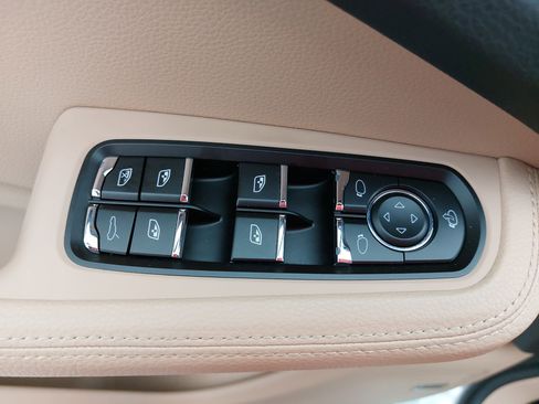 Used 2023 Porsche Macan Turbo image 30