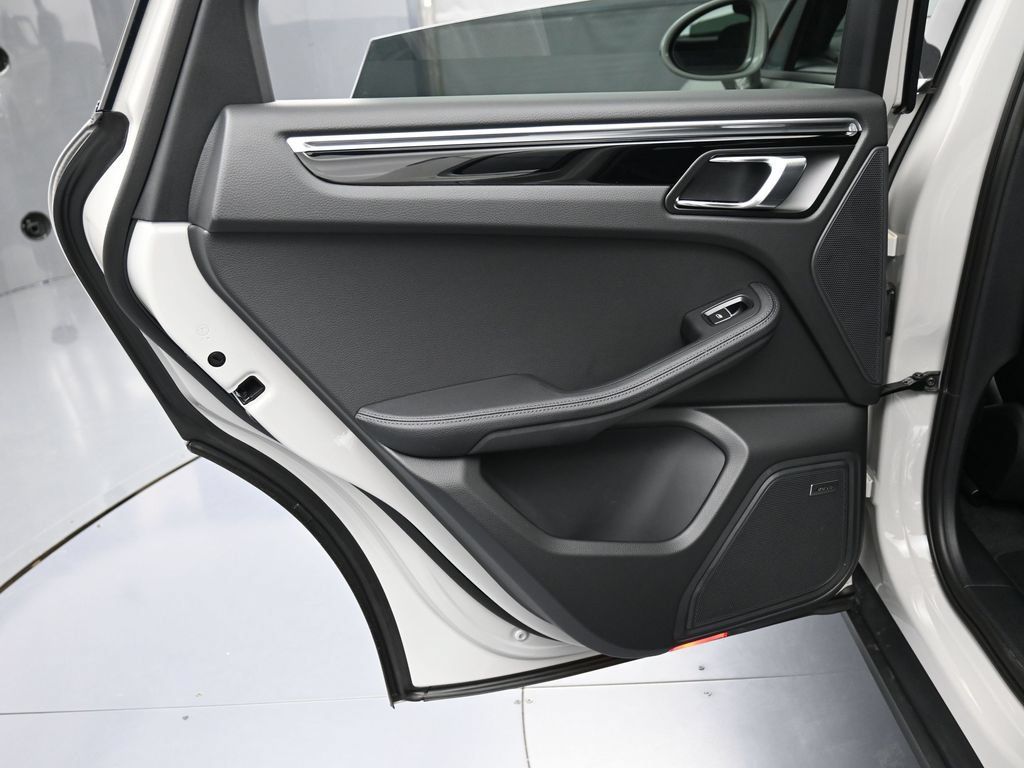 Certified 2026 Porsche Macan AWD/4WD image 23