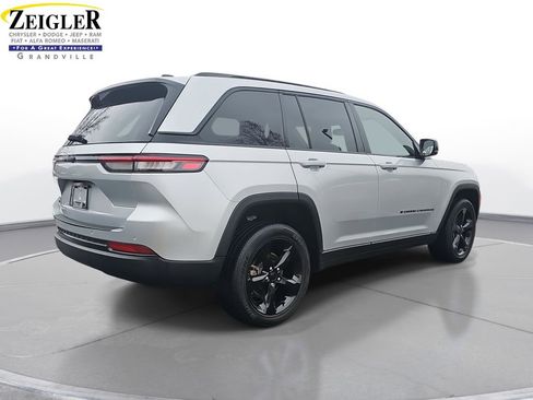 Used 2023 Jeep Grand Cherokee Altitude image 5