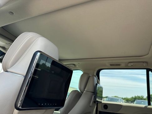 Used 2018 Lincoln Navigator Reserve w/ Technology Package AWD/4WD image 23