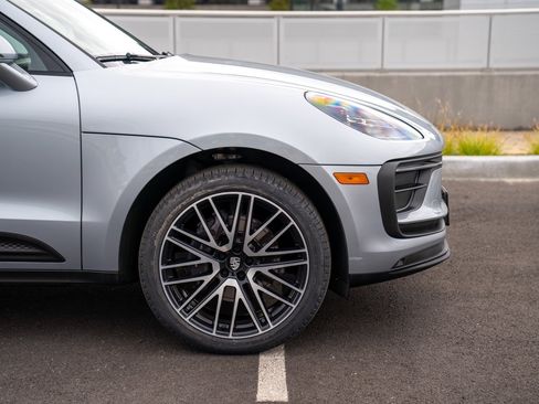 Certified 2024 Porsche Macan AWD/4WD image 9