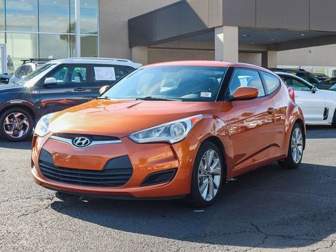 Used 2016 Hyundai Veloster image 3