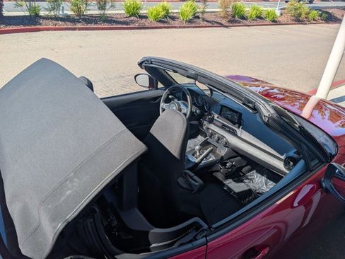 Used 2020 MAZDA MX-5 Miata Sport RWD image 12
