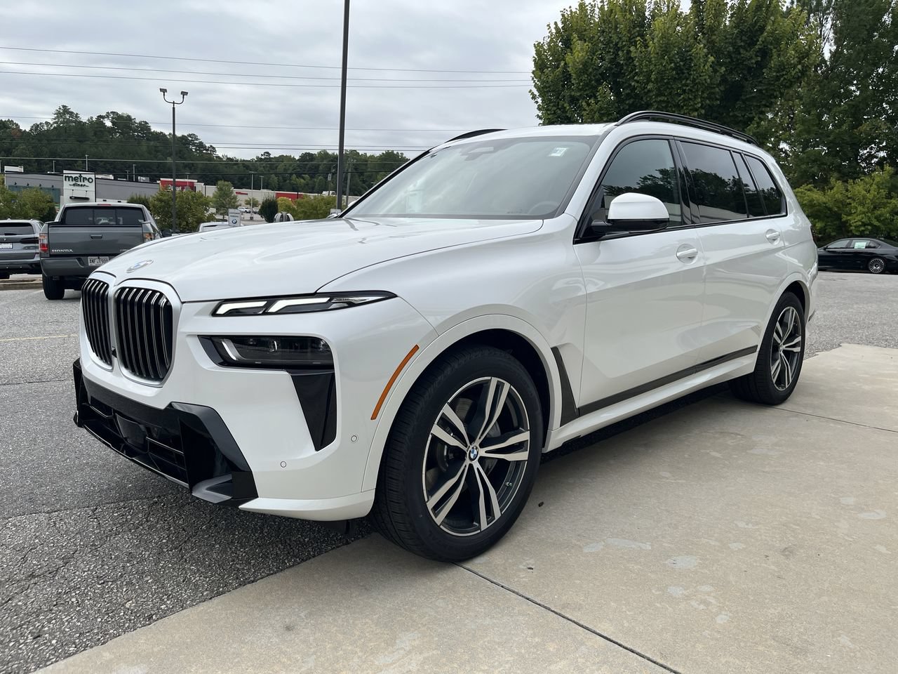 Used 2027 BMW X7 xDrive40i w/ M Sport Package AWD/4WD image 4