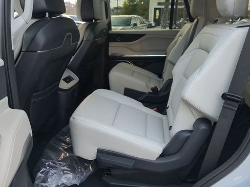 New 2026 Lincoln Navigator Premiere AWD/4WD image 21