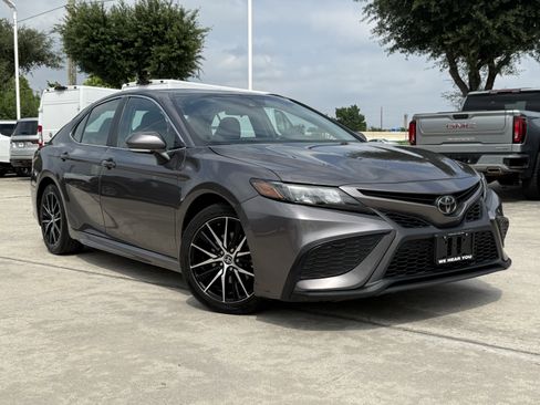 Used 2024 Toyota Camry SE FWD image 2