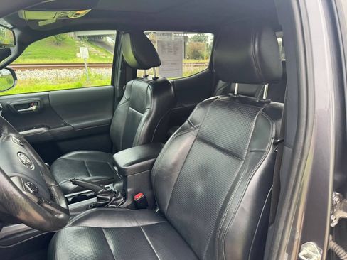 Used 2019 Toyota Tacoma TRD Off-Road w/ TRD Premium Off Road Package AWD/4WD image 9