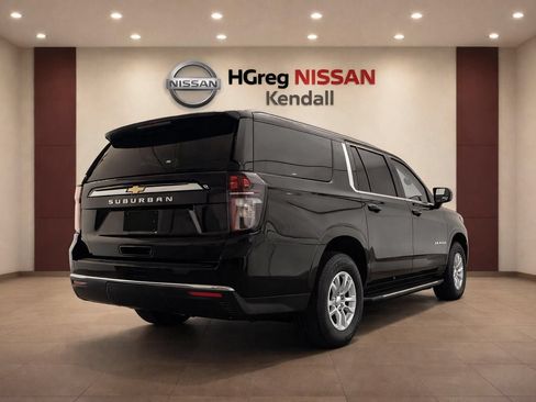 Used 2024 Chevrolet Suburban LS RWD image 4
