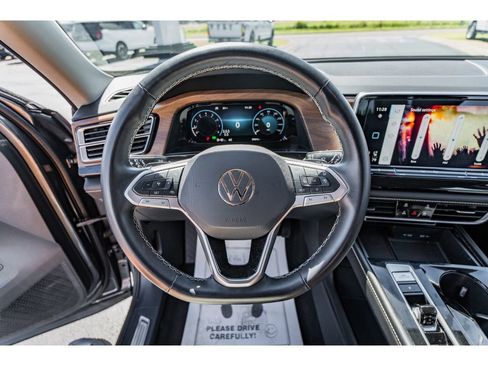 Used 2024 Volkswagen Atlas SE image 11