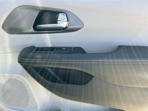 Used 2024 Chrysler Pacifica Select image 21