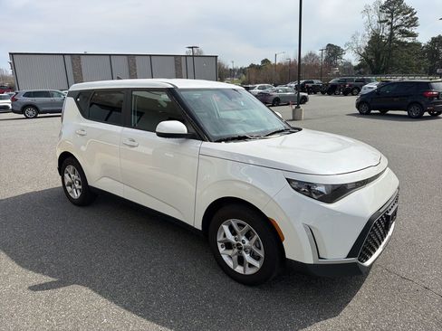 Used 2025 Kia Soul LX image 9
