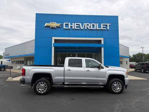 Used 2019 GMC Sierra 2500 Denali w/ Duramax Plus Package AWD/4WD image 1