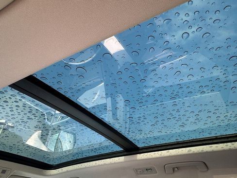 Used 2025 Volkswagen Taos SE w/ Panoramic Sunroof Package image 12