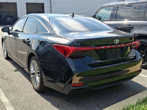 Used 2022 Toyota Avalon Limited w/ Advanced Safety Package FWD image 2
