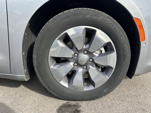 Used 2020 Chrysler Pacifica Limited w/ Advanced Safetytec Group image 9