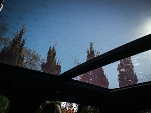 Used 2025 Volvo XC40 B5 Plus image 29