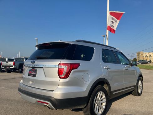 Used 2017 Ford Explorer XLT FWD image 7