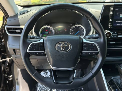 Used 2022 Toyota Highlander XLE AWD/4WD image 26