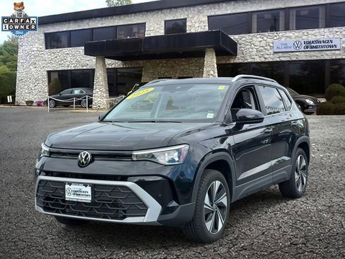Used 2025 Volkswagen Taos SE AWD/4WD image 2