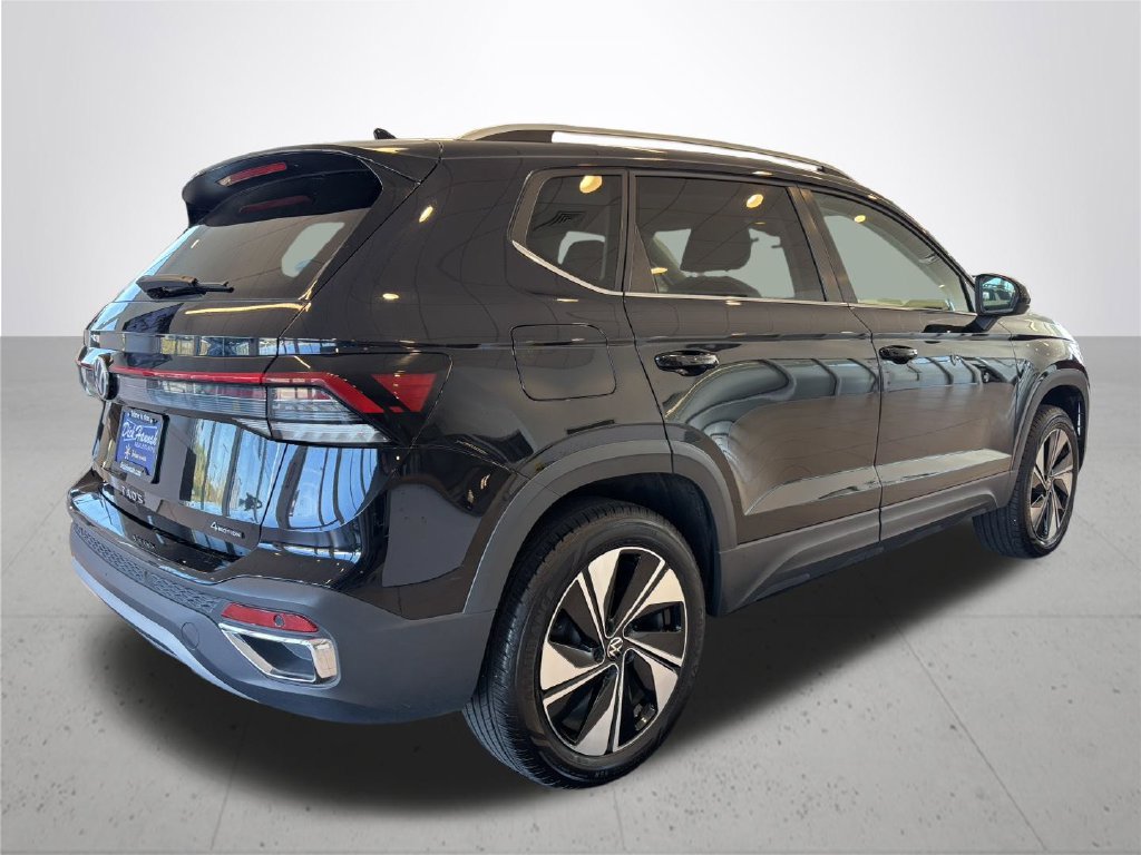 Used 2025 Volkswagen Taos SE AWD/4WD image 7