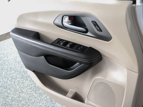 Used 2024 Chrysler Pacifica Touring-L FWD image 21