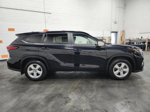 Used 2023 Toyota Highlander LE AWD/4WD image 17