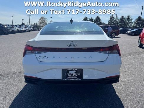 Used 2023 Hyundai Elantra SEL w/ Preferred Accessory Package FWD image 6