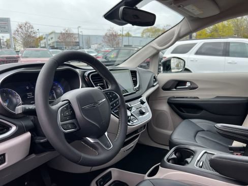 Used 2024 Chrysler Pacifica Touring-L FWD image 14
