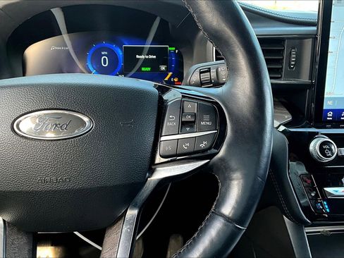 Used 2022 Ford Explorer Platinum w/ Technology Package AWD/4WD image 12