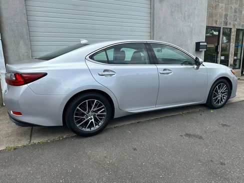 Used 2016 Lexus ES 350 w/ Premium Package w/Wood Trim image 5