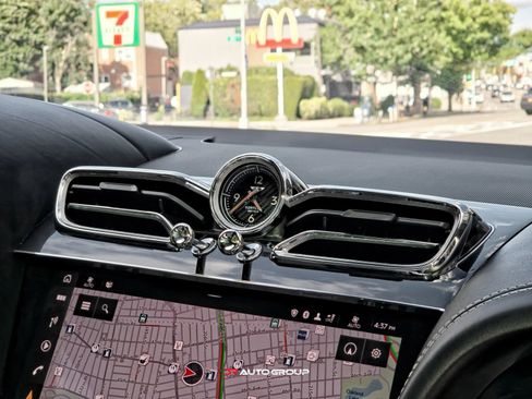 Used 2021 Bentley Bentayga AWD/4WD image 31