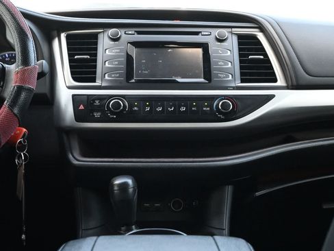 Used 2019 Toyota Highlander LE FWD image 11
