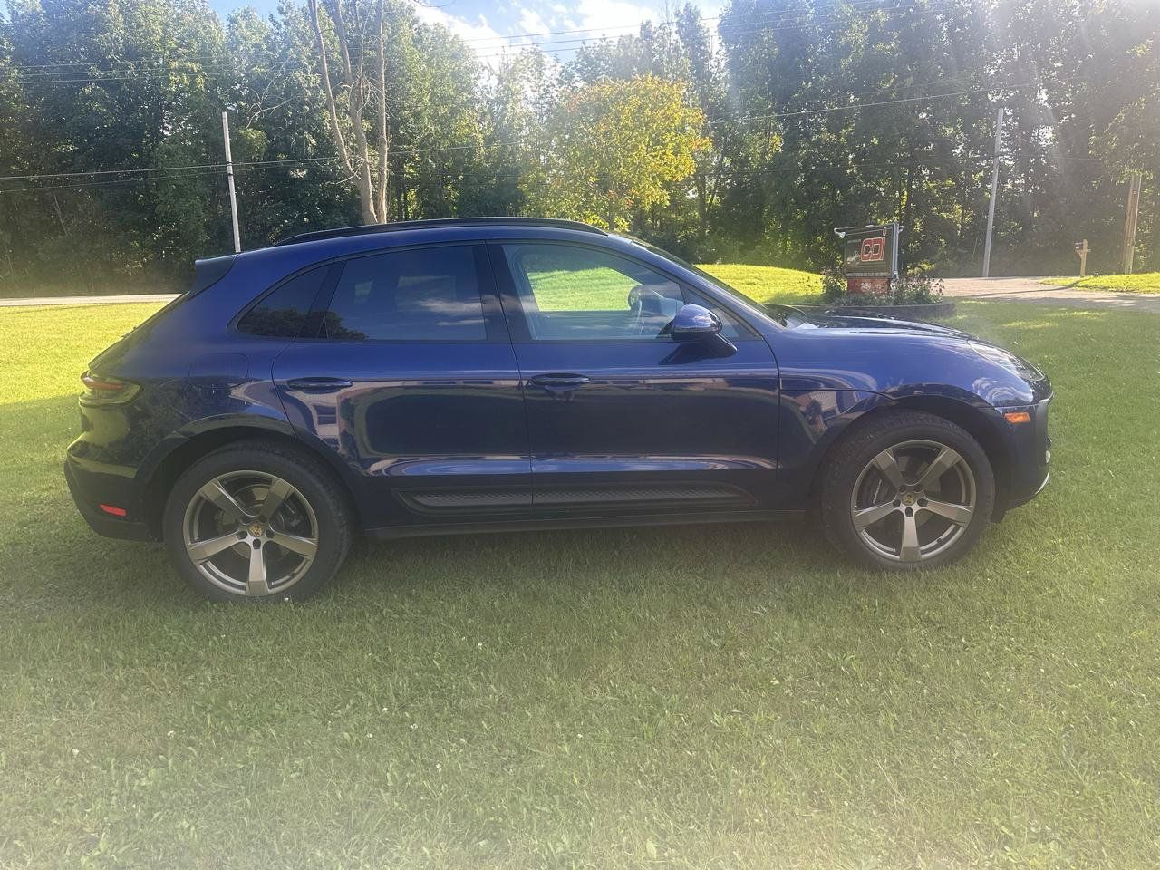 Used 2023 Porsche Macan AWD/4WD image 3