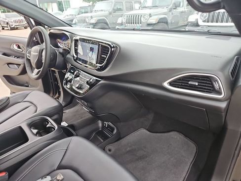 Used 2025 Chrysler Pacifica Select FWD image 25