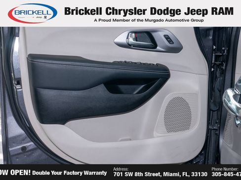 Used 2023 Chrysler Pacifica Touring-L FWD image 10