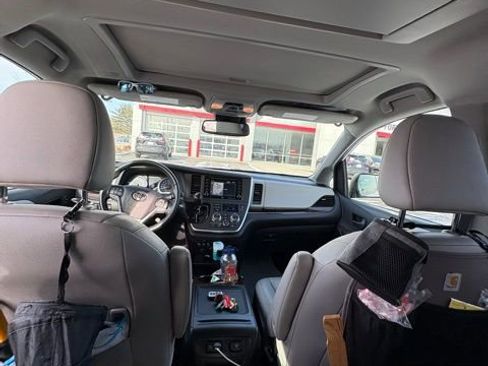 Used 2020 Toyota Sienna Limited Premium image 10