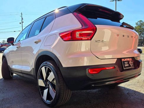 Used 2023 Volvo XC40 Recharge Ultimate image 4