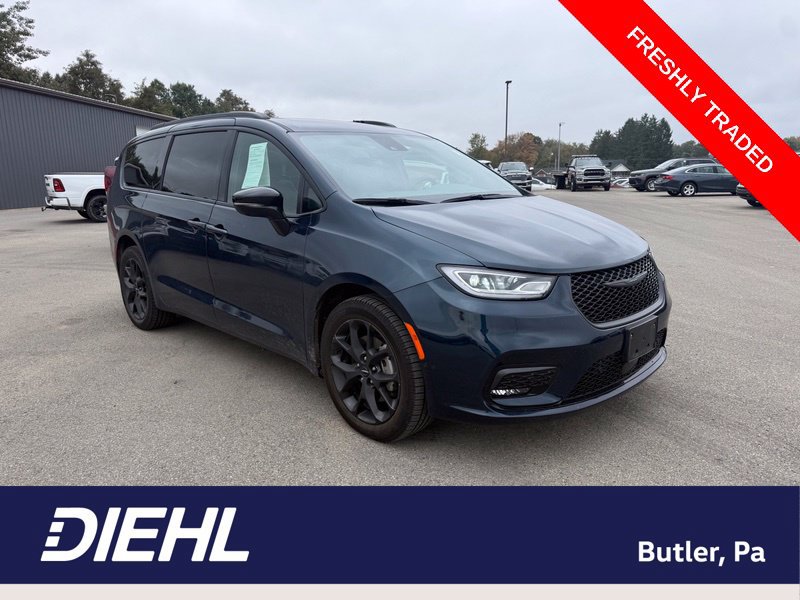 Used 2023 Chrysler Pacifica Limited w/ Uconnect Theater Family Group AWD/4WD image 1