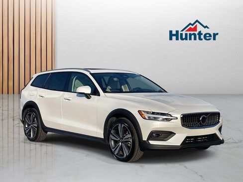 Used 2025 Volvo V60 B5 Cross Country Plus AWD/4WD image 1