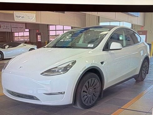 Used 2024 Tesla Model Y Long Range AWD/4WD image 4