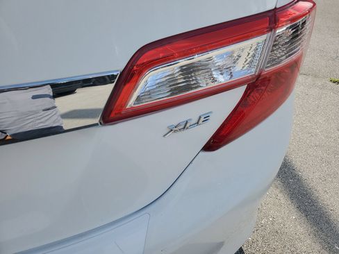 Used 2013 Toyota Camry XLE w/ Leather Pkg FWD image 7