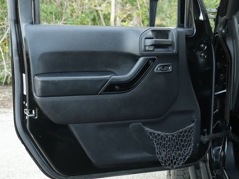 Used 2015 Jeep Wrangler Unlimited Sahara image 18