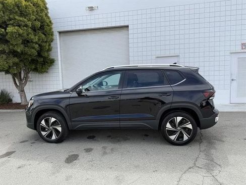 New 2025 Volkswagen Taos SE image 3