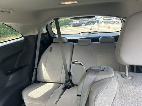 Used 2025 Toyota Sienna LE FWD image 7
