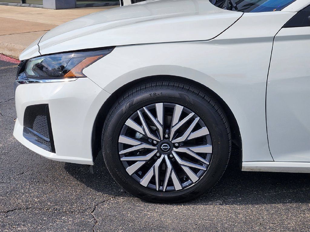 Used 2025 Nissan Altima 2.5 SV FWD image 9