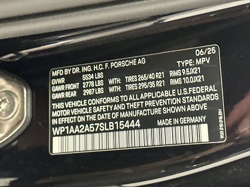 Certified 2025 Porsche Macan AWD/4WD image 35