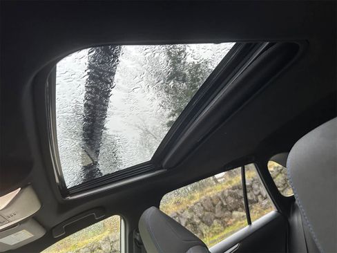 Used 2022 Toyota RAV4 SE image 15