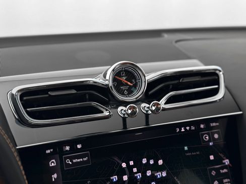 Used 2025 Bentley Bentayga image 19